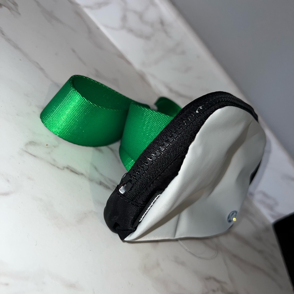 RARE scream green vapor Lululemon belt bag brand new - Picture 9 of 9